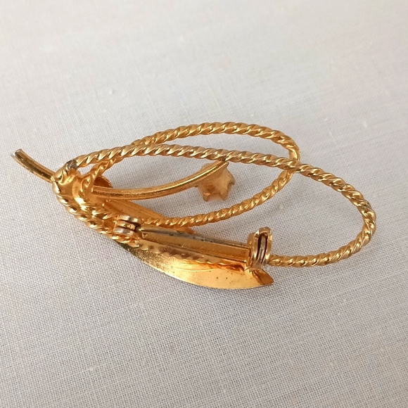 Mid Century Culture Pearl Gold Tone Broach - Picture 5 of 7